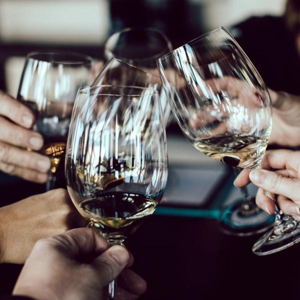 Uống rượu vang lúc nào tốt nhất? Sáng hay Tối?